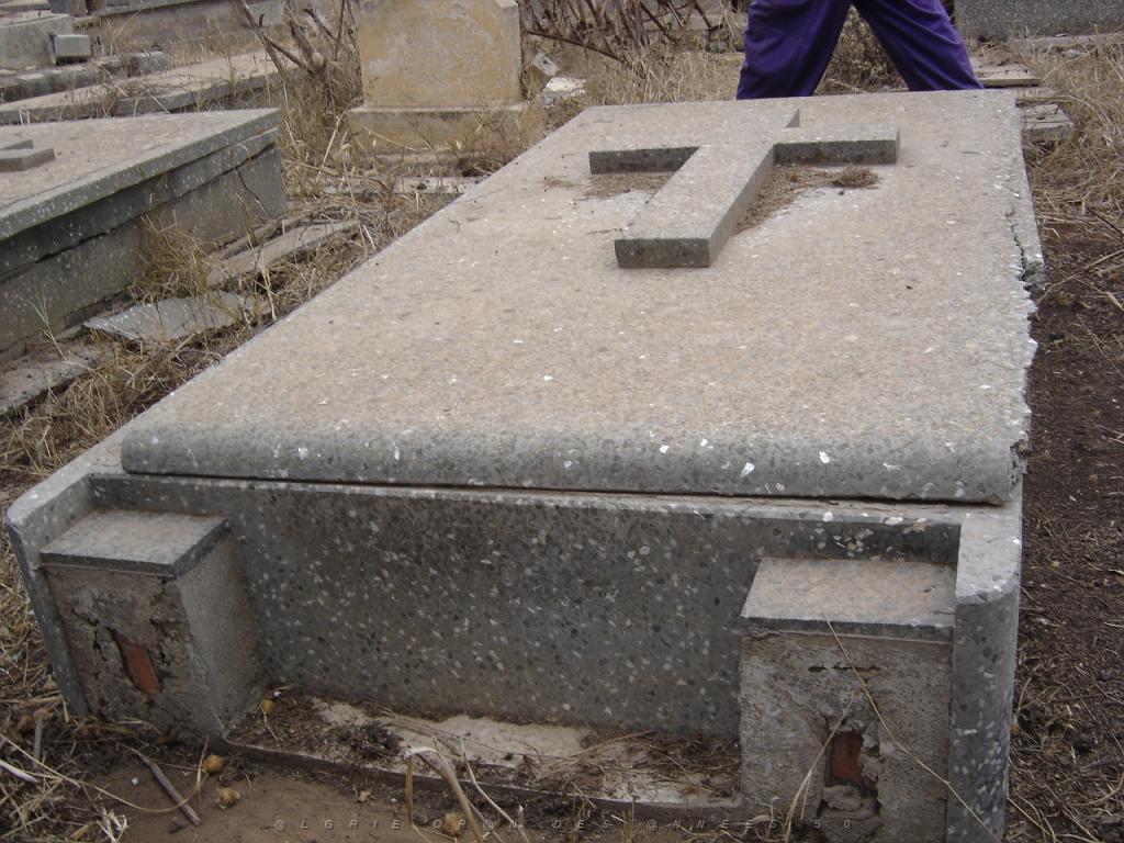 CIMETIERE SEPTEMBRE 2006 ORAN TAMASHOUET 03.jpg